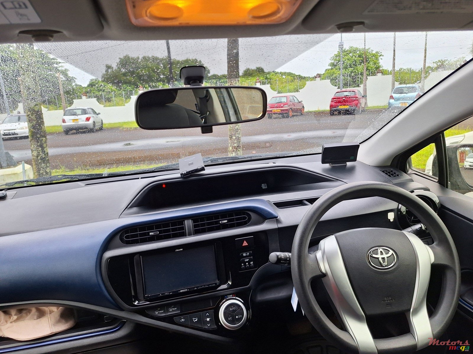 2016' Toyota Aqua photo #2