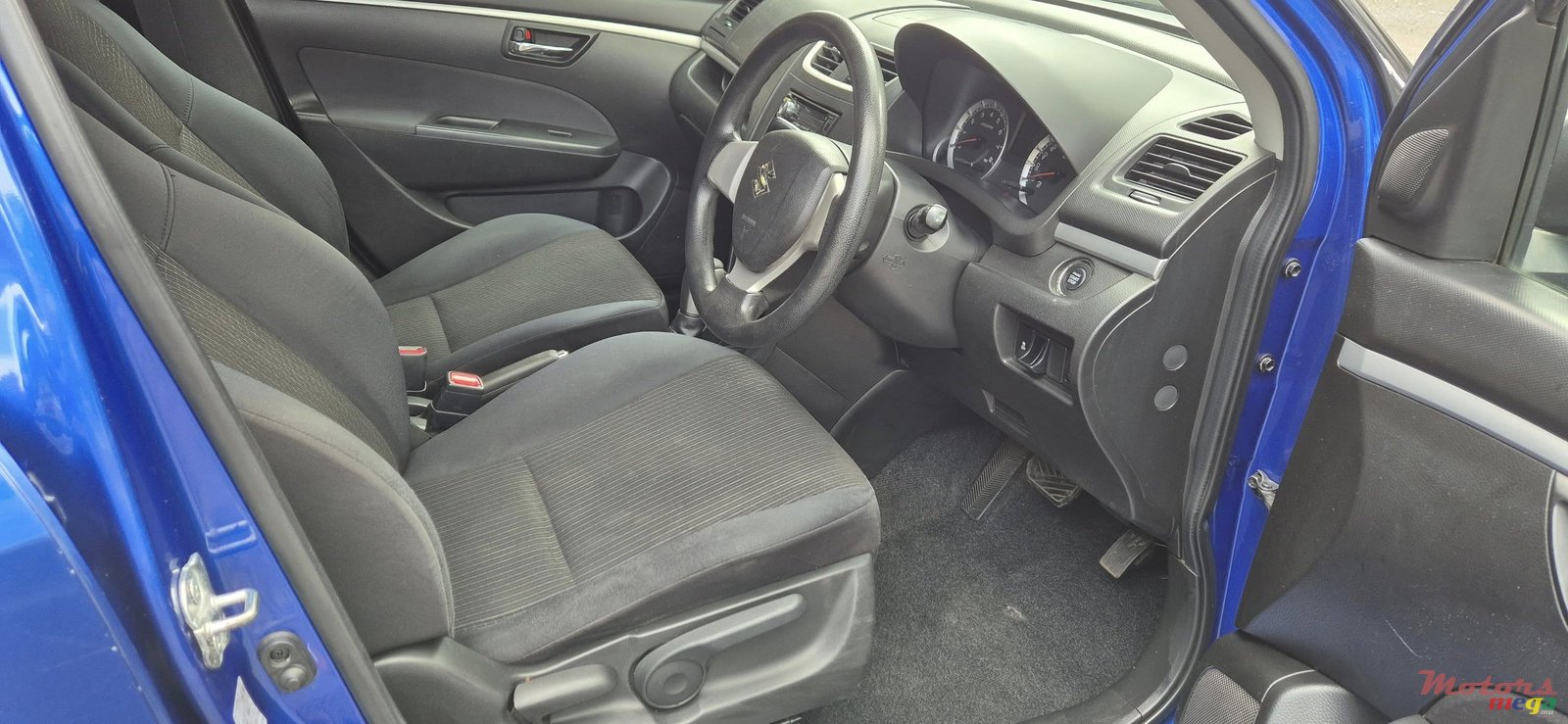 2013' Suzuki Swift photo #3