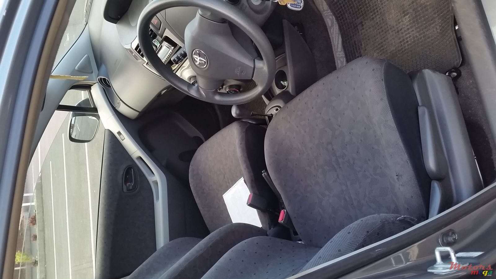 2008' Toyota Vitz photo #3