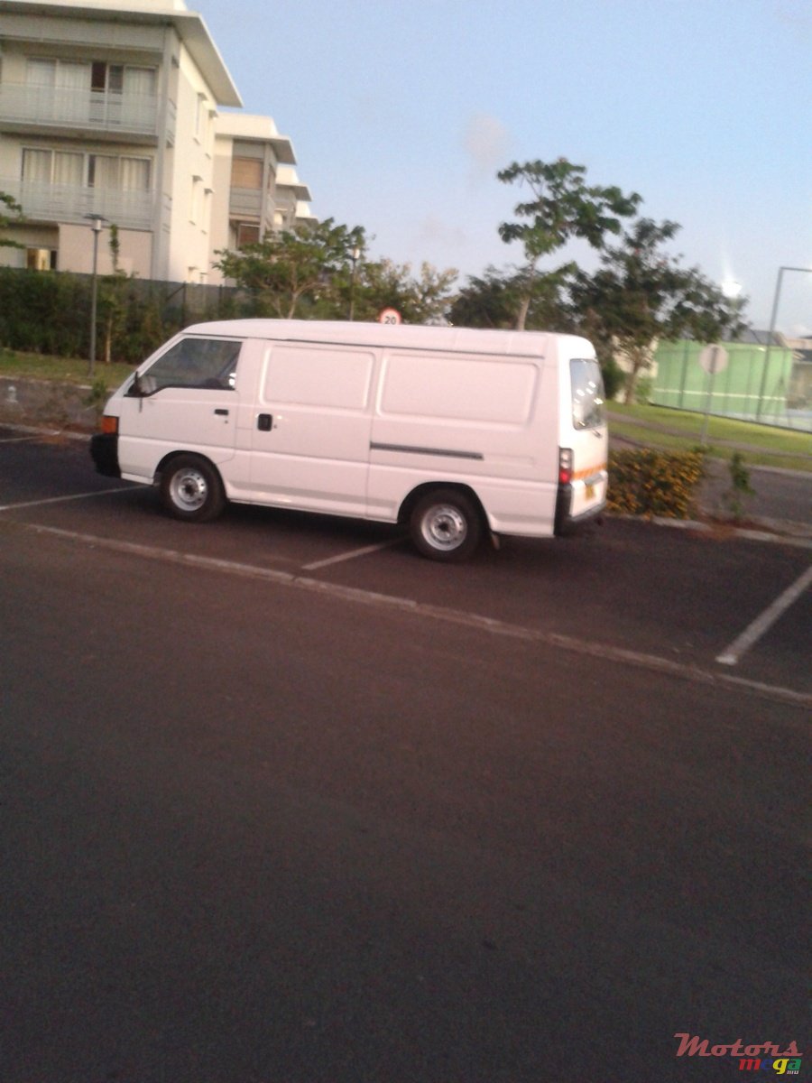 2002' Mitsubishi L300 photo #2