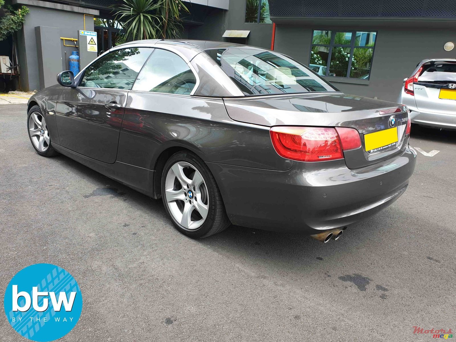 2010' BMW 3 Series Convertible photo #2