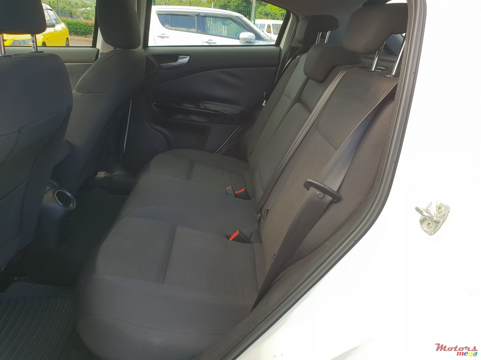 2011' Alfa Romeo Giulietta photo #3