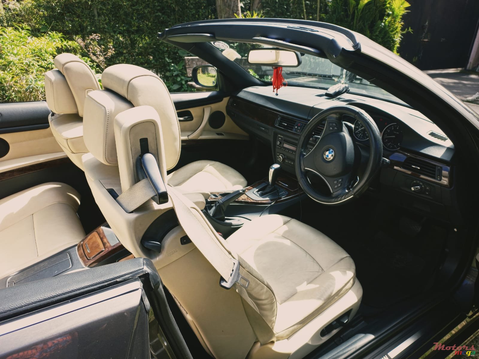 2010' BMW 3 Series Convertible E93 photo #5