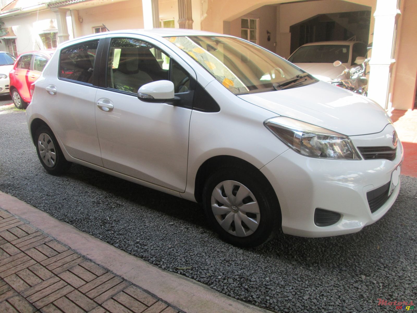 2013' Toyota Vitz photo #2