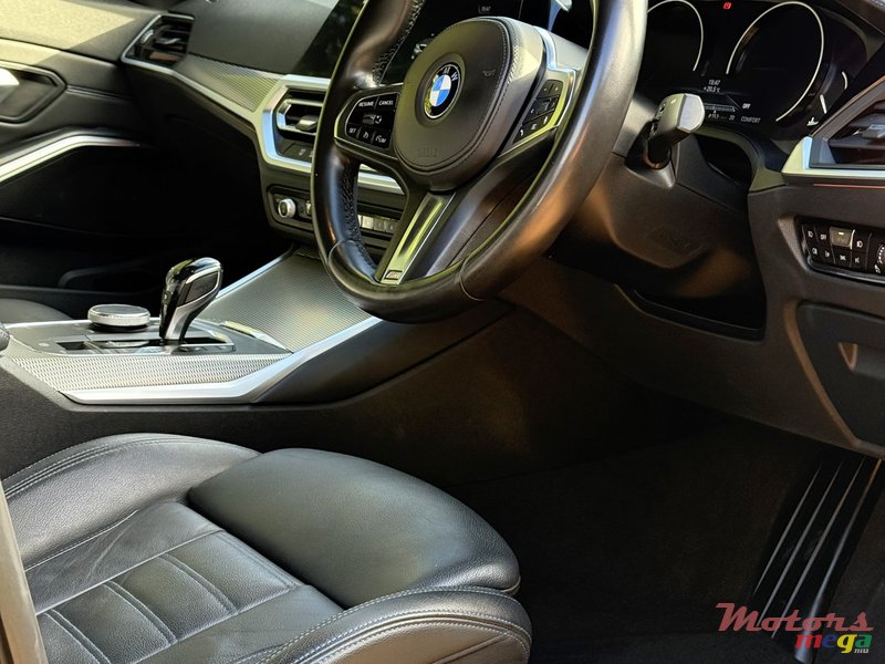 2019' BMW 330 photo #7