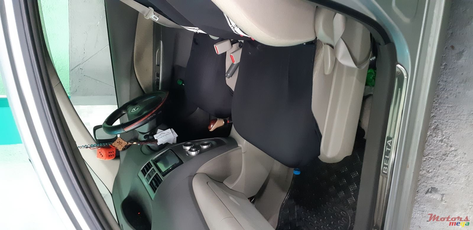 2010' Toyota Yaris photo #2