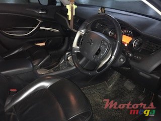 2011' Citroen C5 photo #3