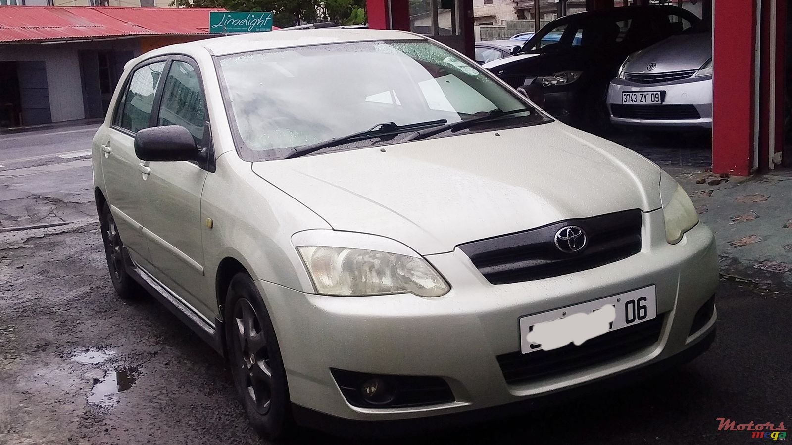 2006' Toyota RunX photo #1