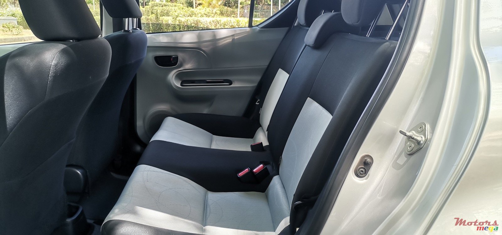 2013' Toyota Aqua photo #3