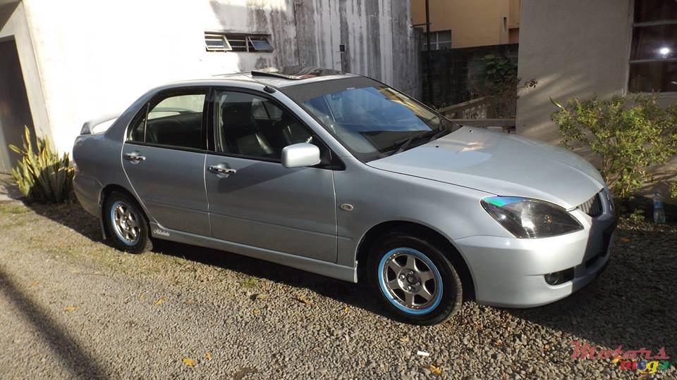 2004' Mitsubishi Lancer GLX photo #4