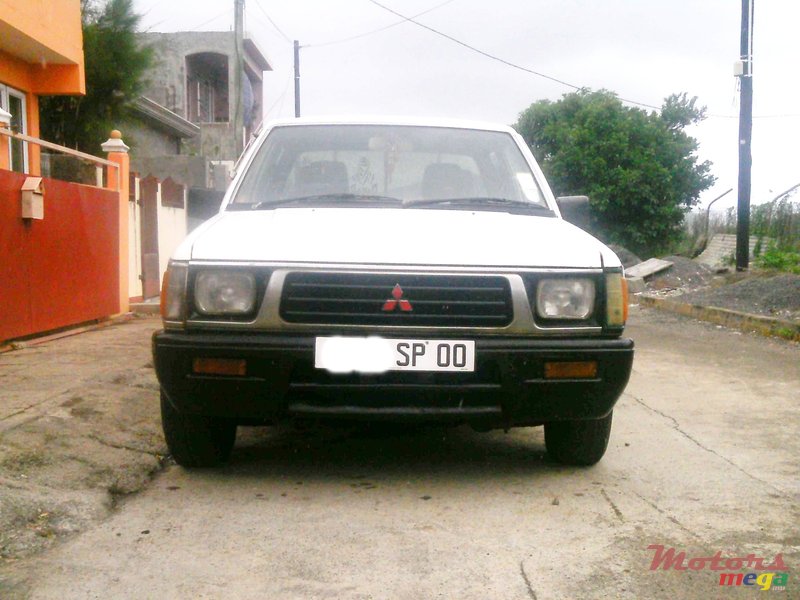 2000' Mitsubishi L200 cab photo #1