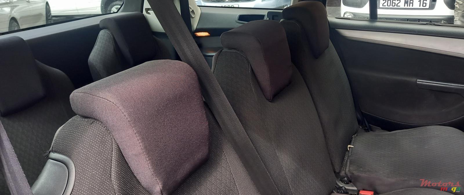 2011' Citroen C4 Picasso photo #6