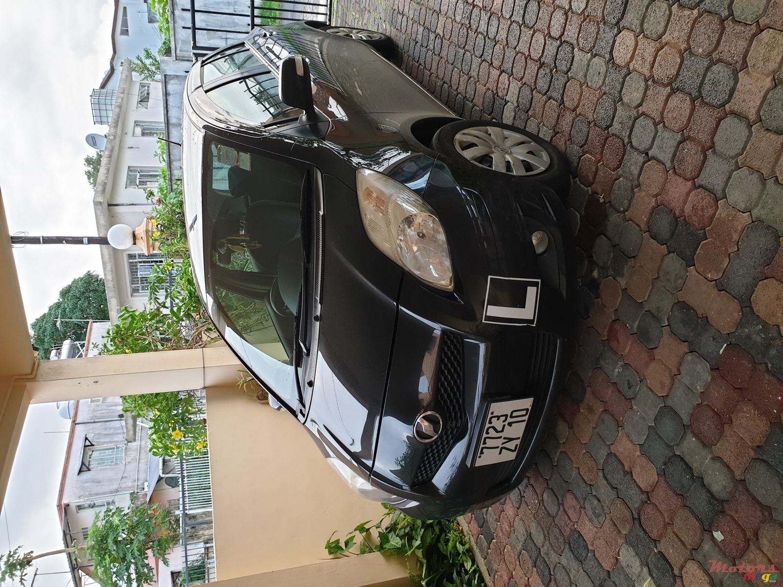 2010' Toyota Vitz photo #3