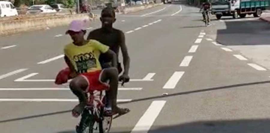 Insouciance et irresponsabilité: de jeunes flânent à deux à bicyclette sur  la M1
