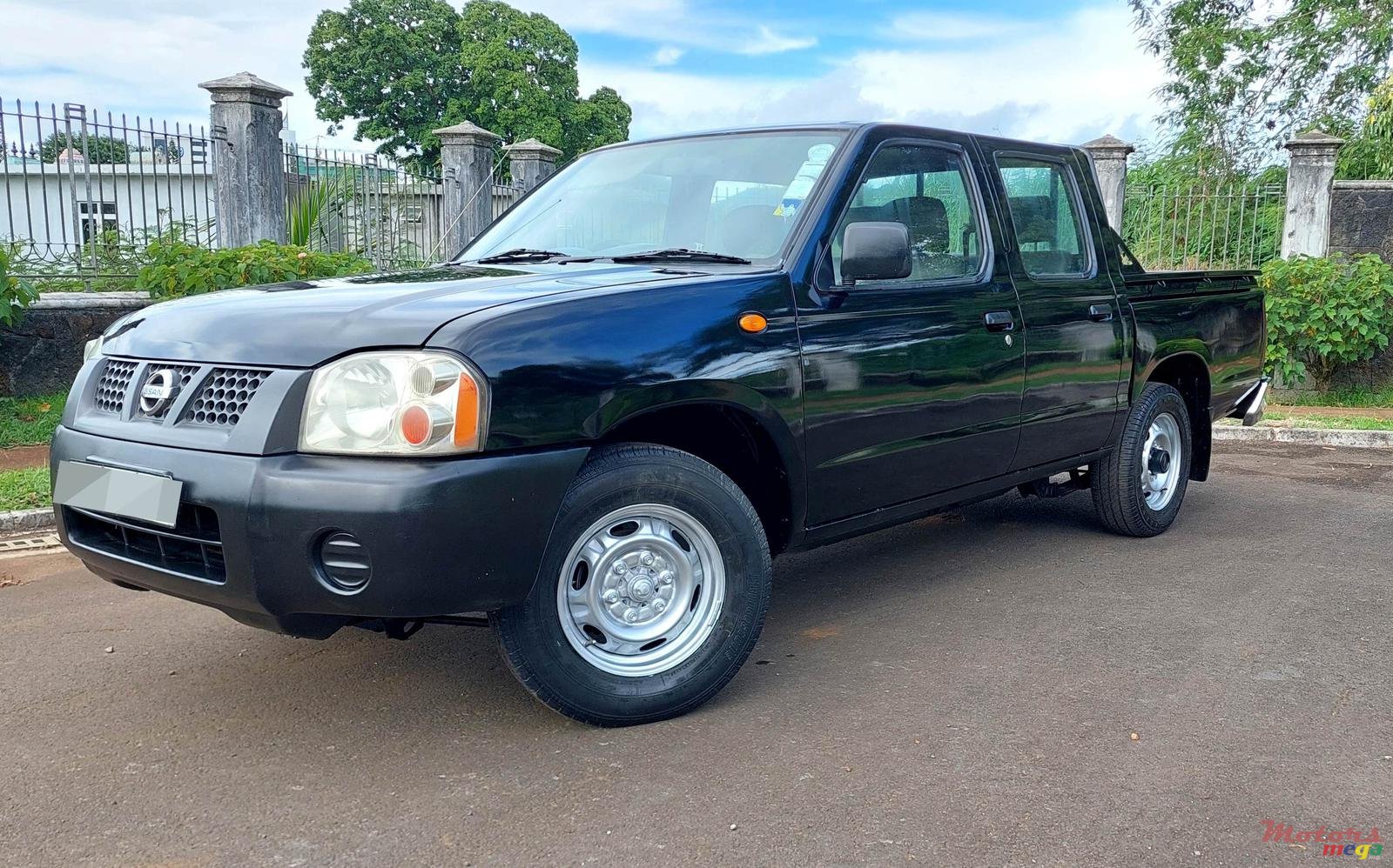 2011' Nissan Navara photo #3