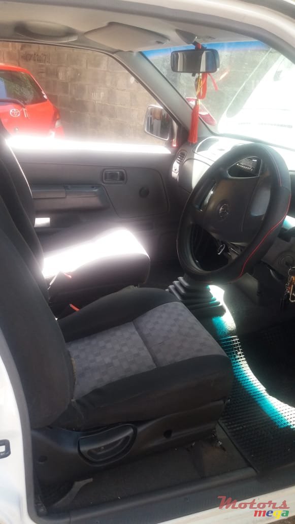 2012' Nissan NP300 photo #3