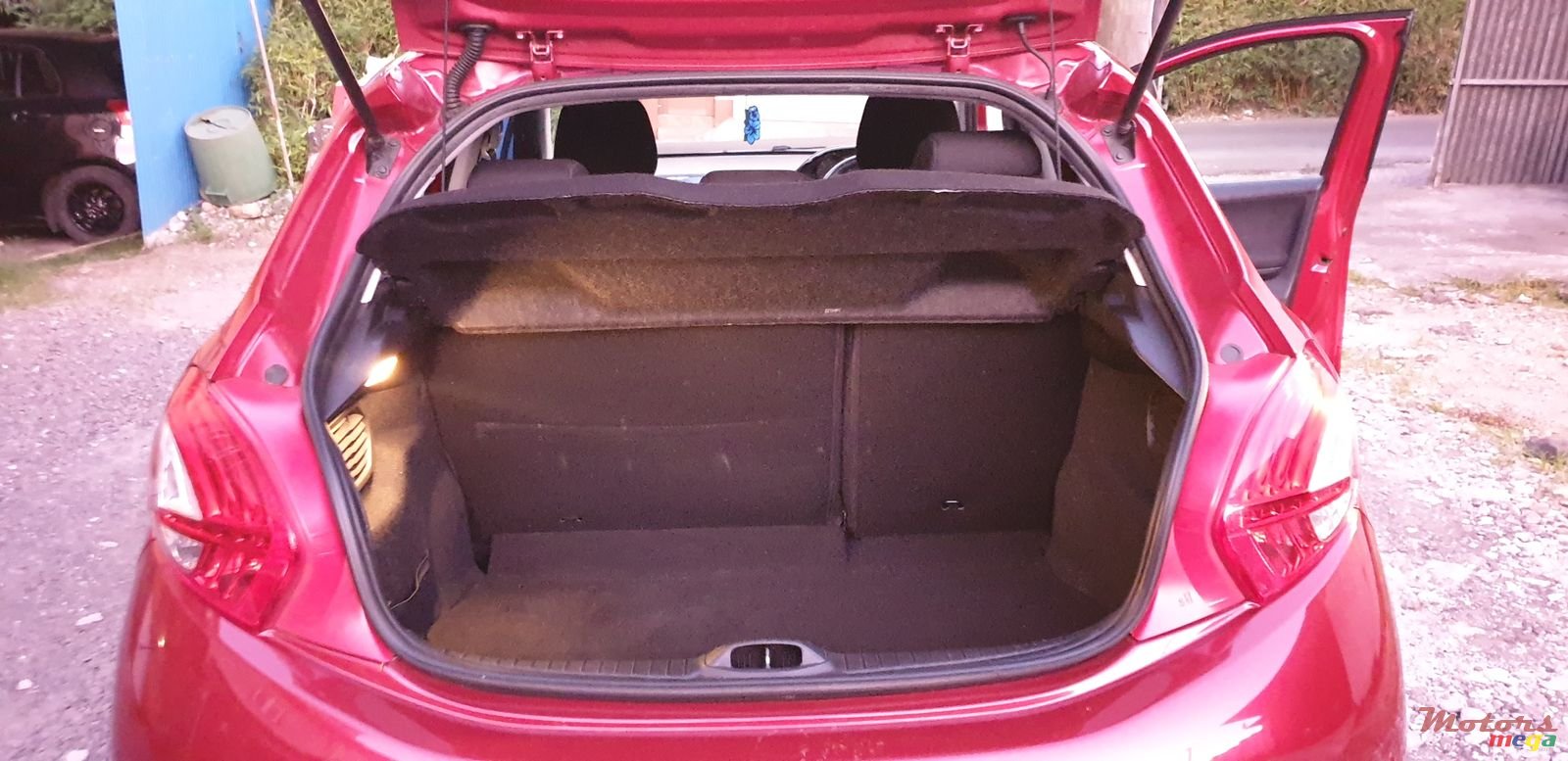 2013' Peugeot 208 photo #7