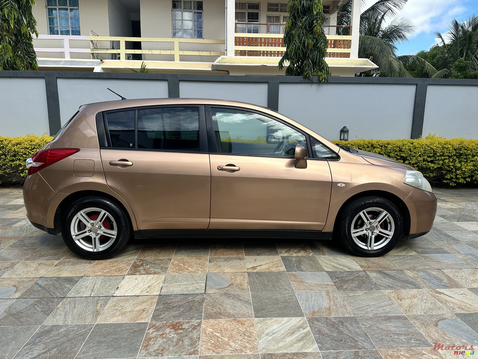 2010' Nissan Tiida photo #3