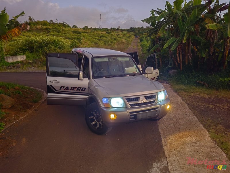 2003' Mitsubishi Pajero photo #1