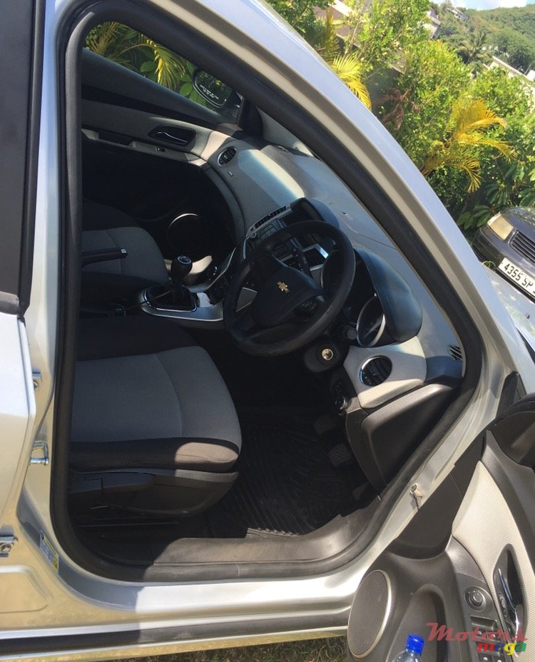 2011' Chevrolet Cruze photo #4