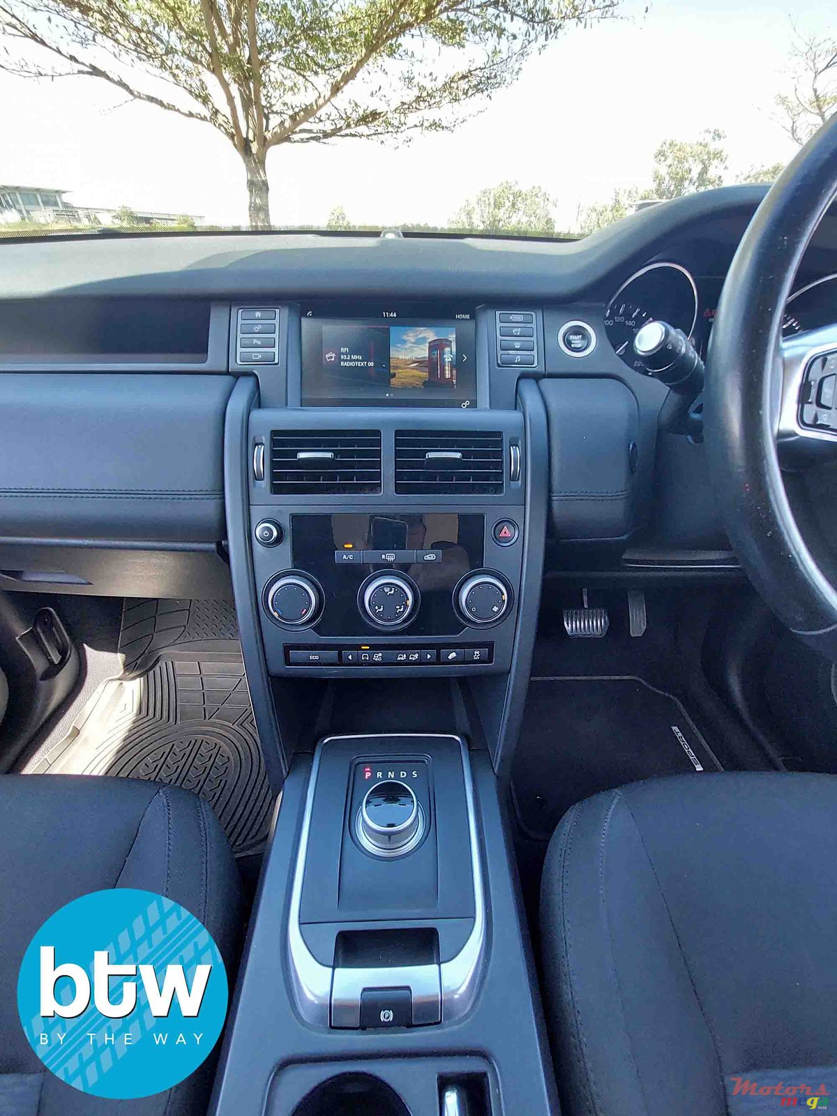 2015' Land Rover Discovery photo #6