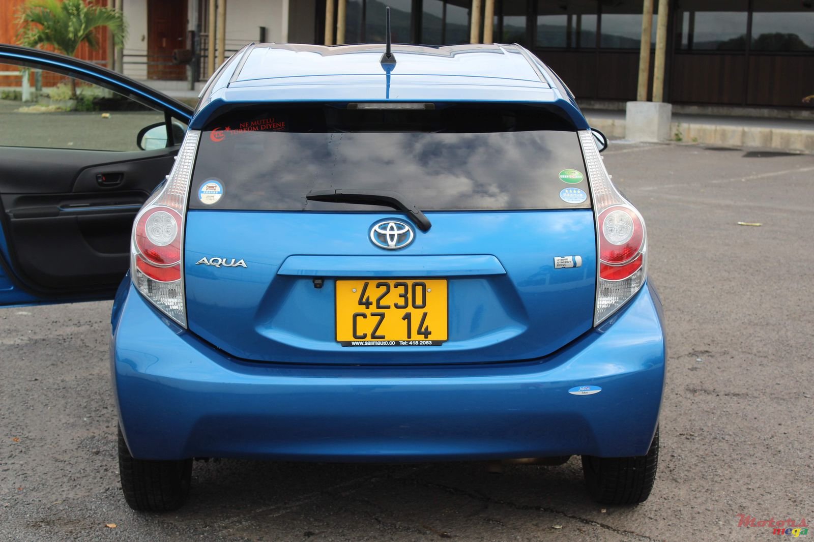2014' Toyota Prius c photo #2