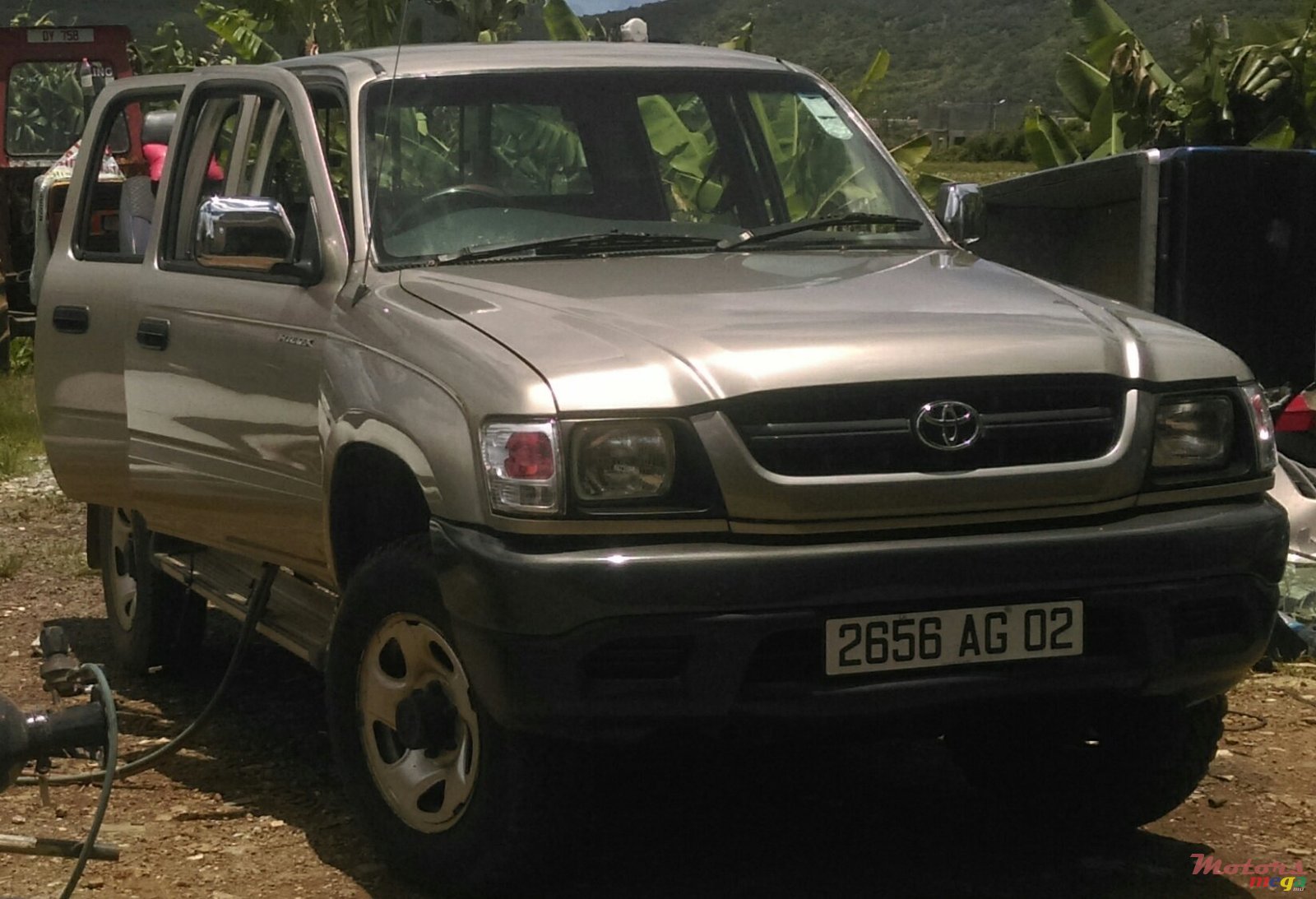 2002' Toyota Hilux photo #1