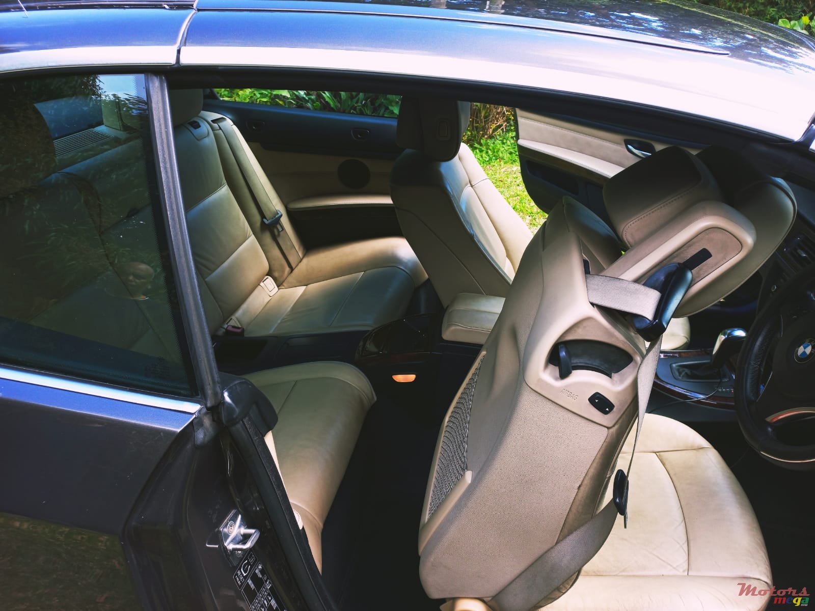 2010' BMW 3 Series Convertible E93 photo #3