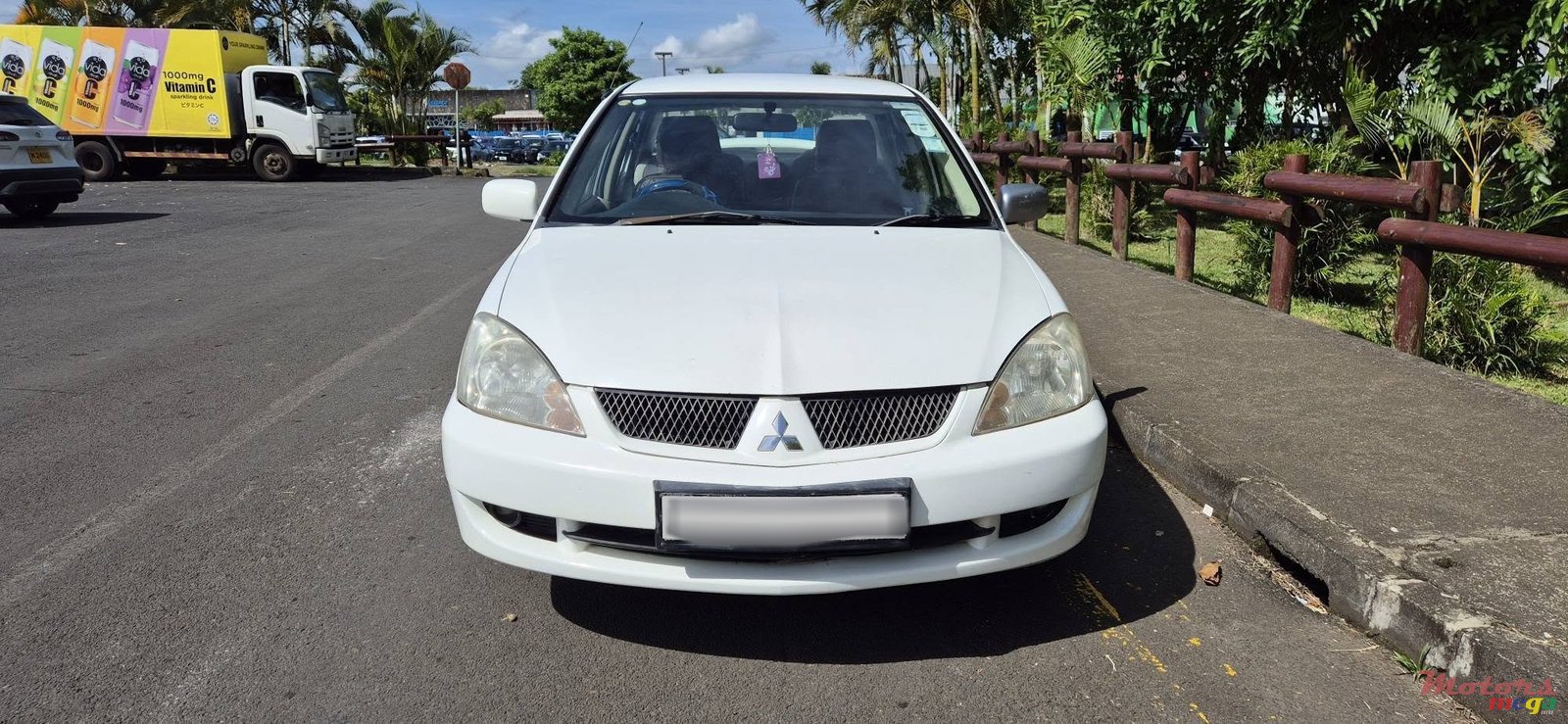 2011' Mitsubishi Lancer GLX photo #2