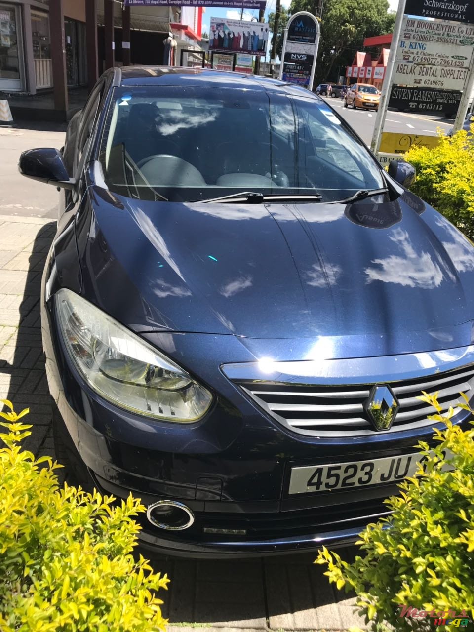 2012' Renault Fluence 1.6 photo #3