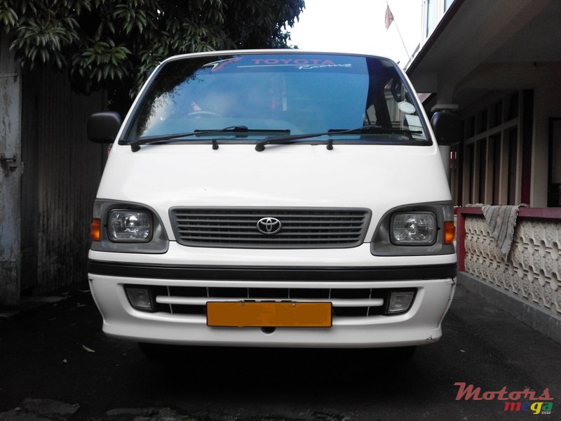 2002' Toyota HiAce photo #1