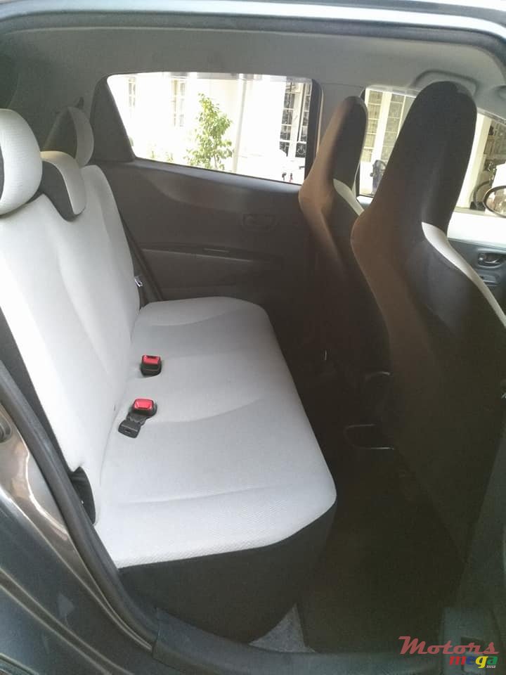 2013' Toyota Vitz photo #5