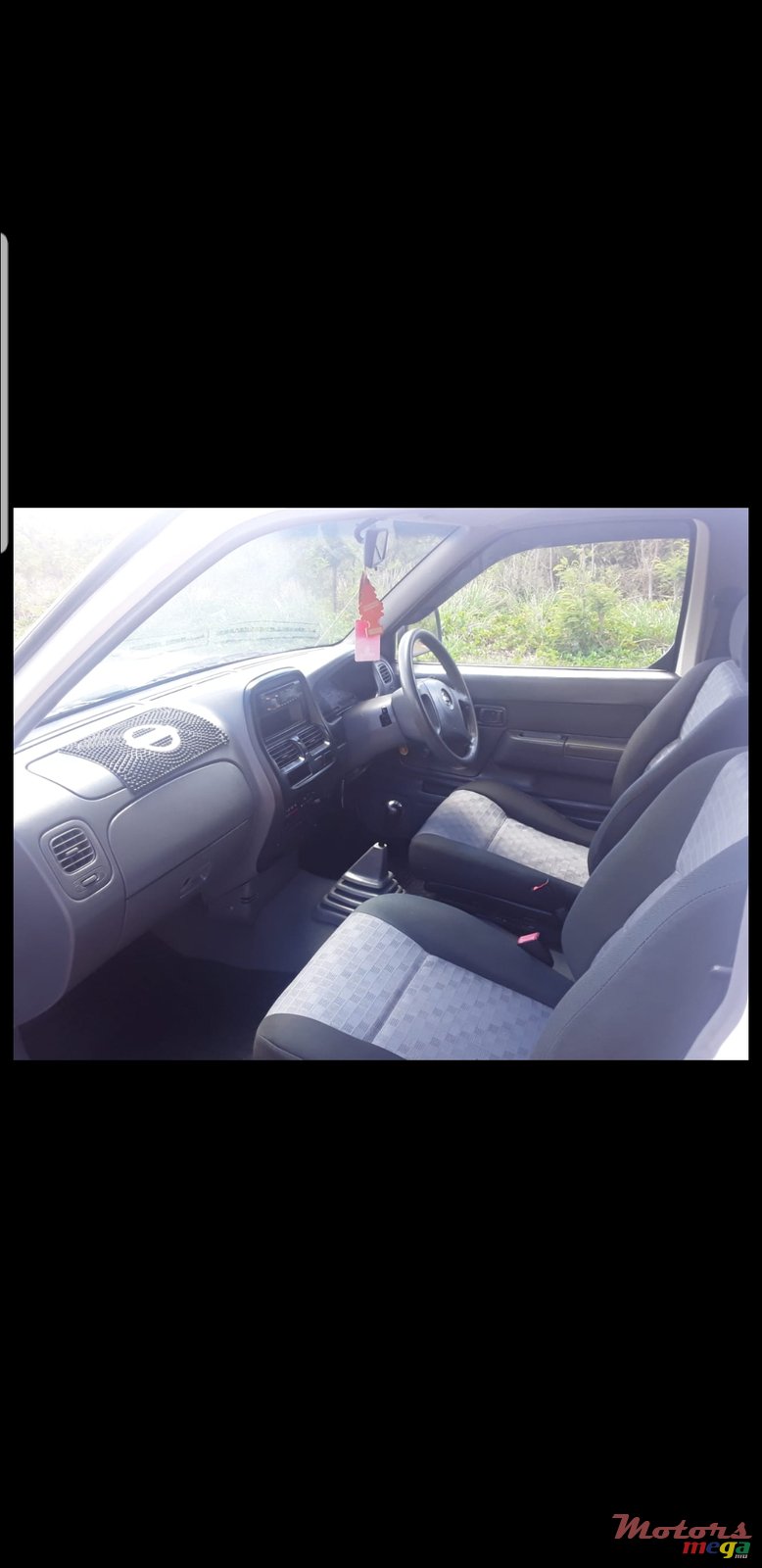 2012' Nissan NP300 photo #1