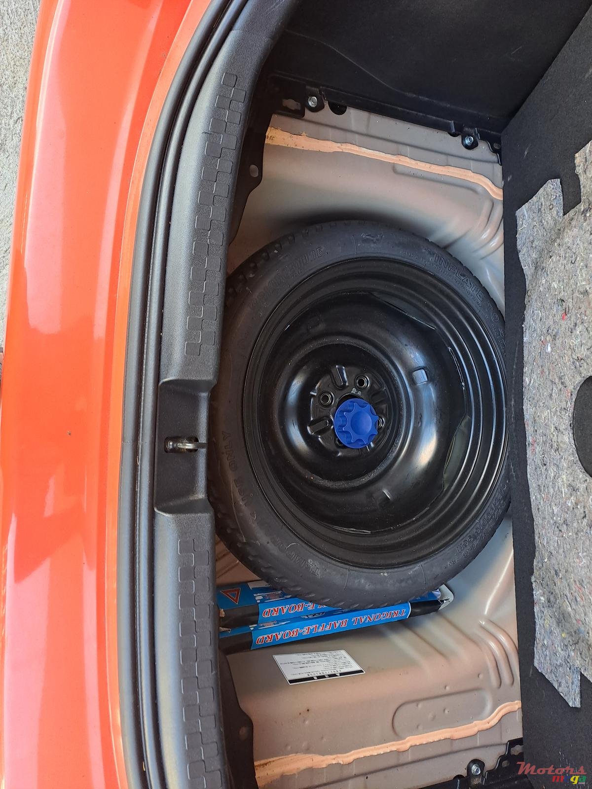 2013' Toyota Aqua photo #2