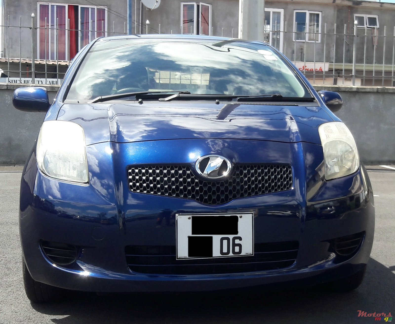 2006' Toyota Vitz photo #1