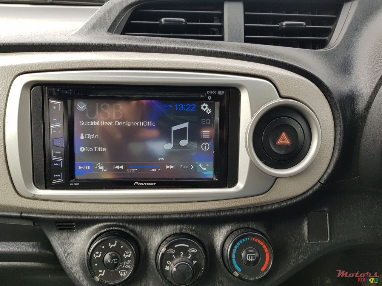 2011' Toyota Vitz photo #5