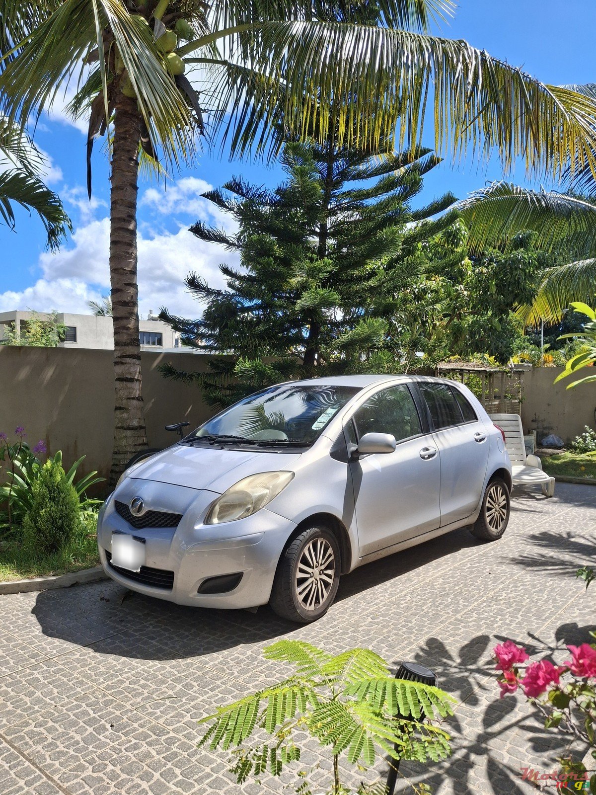 2009' Toyota Vitz photo #1