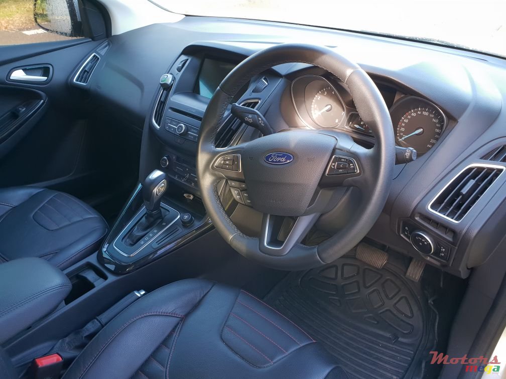 2017' Ford Focus Titanium photo #2