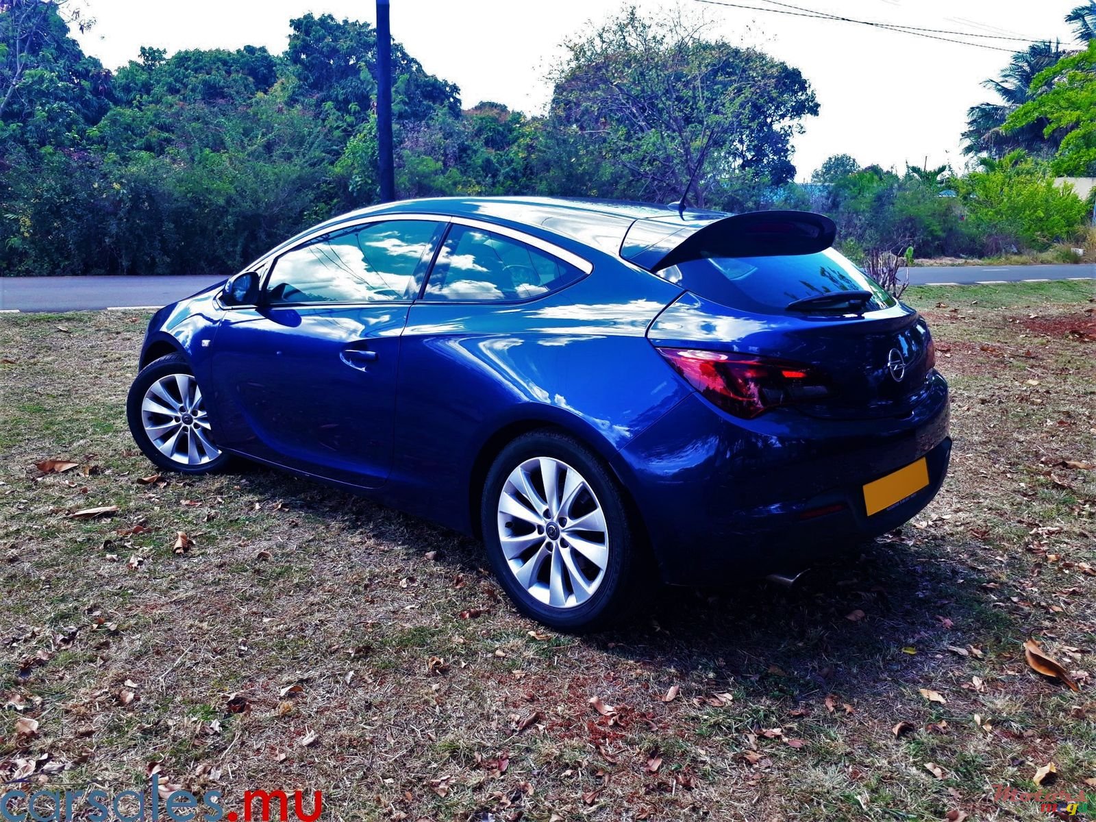 2014' Opel Astra GTC photo #3
