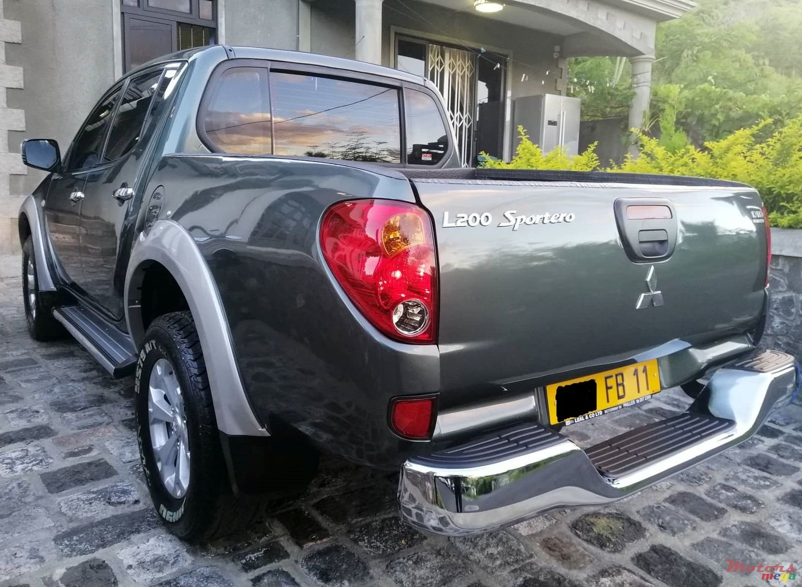 2011' Mitsubishi photo #4