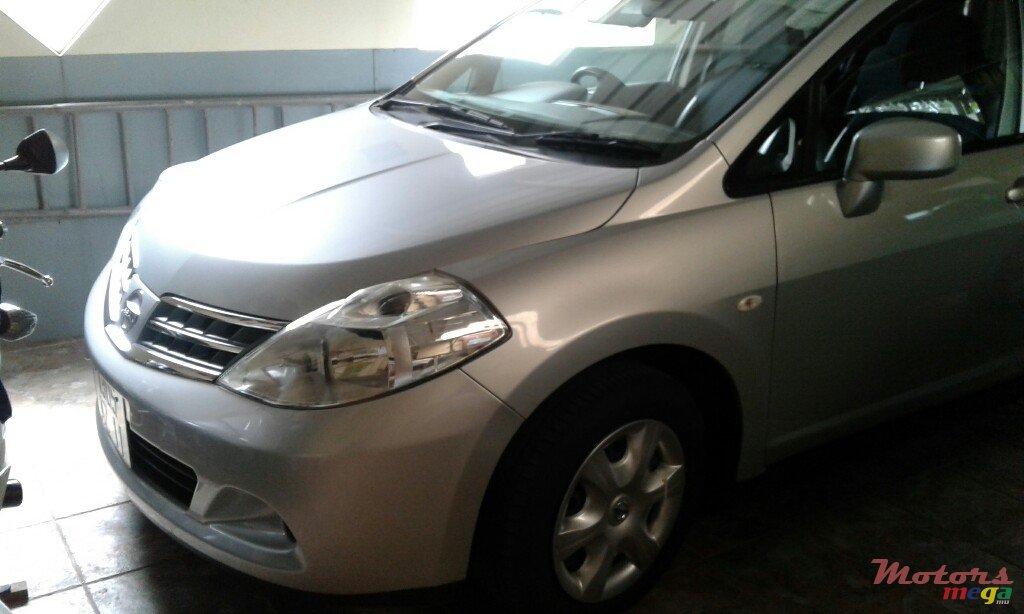 2011' Nissan Tiida Hatchback photo #1