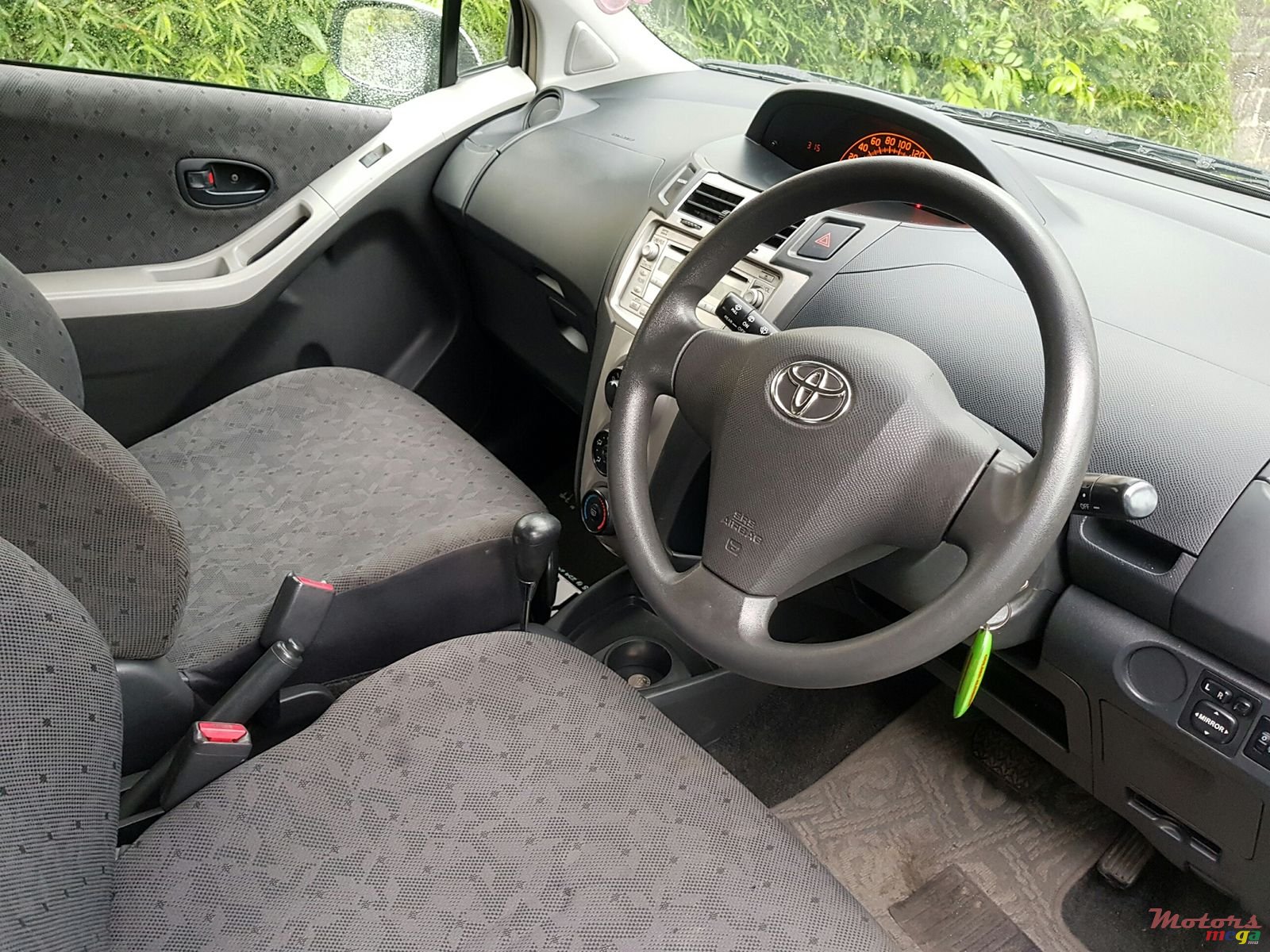 2009' Toyota Vitz auto photo #3