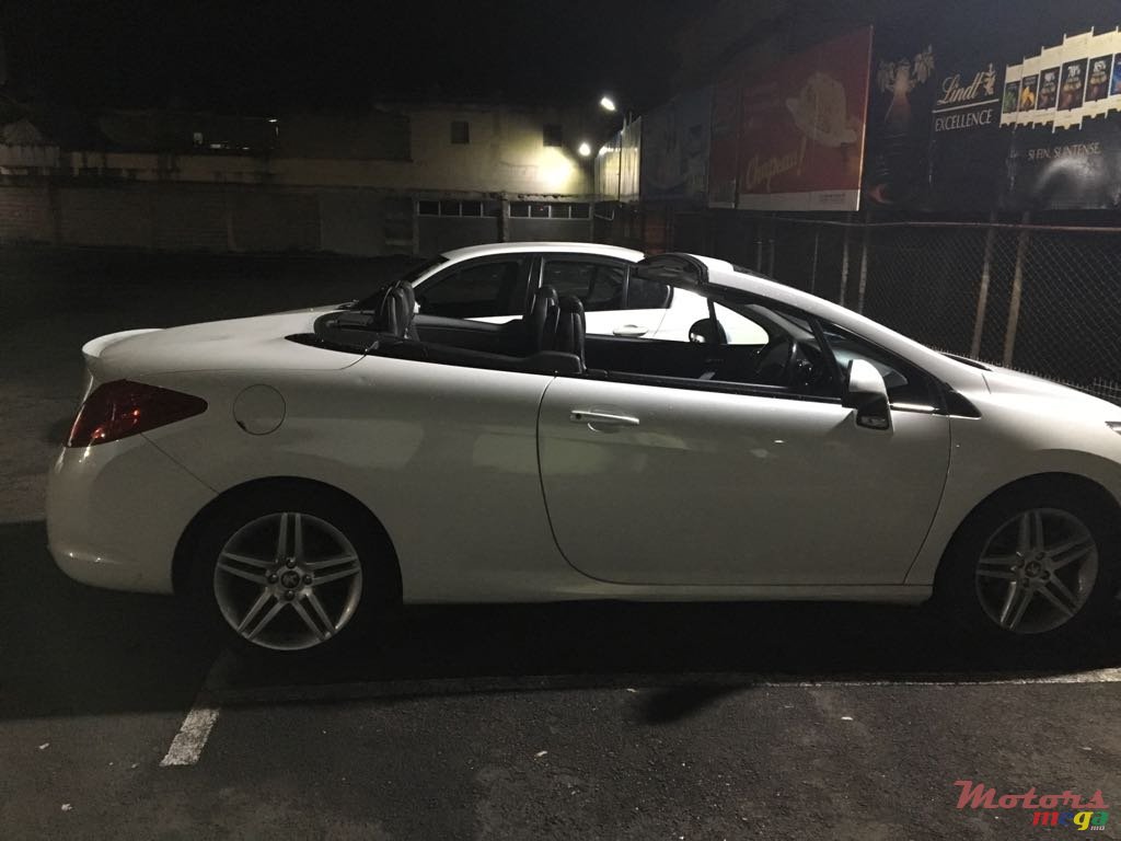 2011' Peugeot 308 Cabriolet photo #3