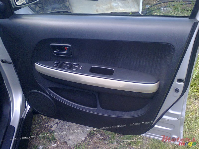 2003' Toyota I S T photo #6