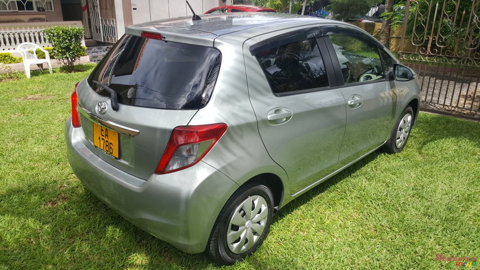 2011' Toyota Vitz photo #2