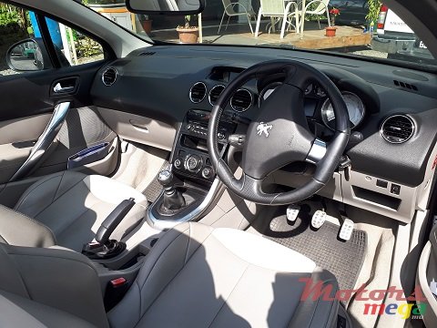 2012' Peugeot 308 photo #6