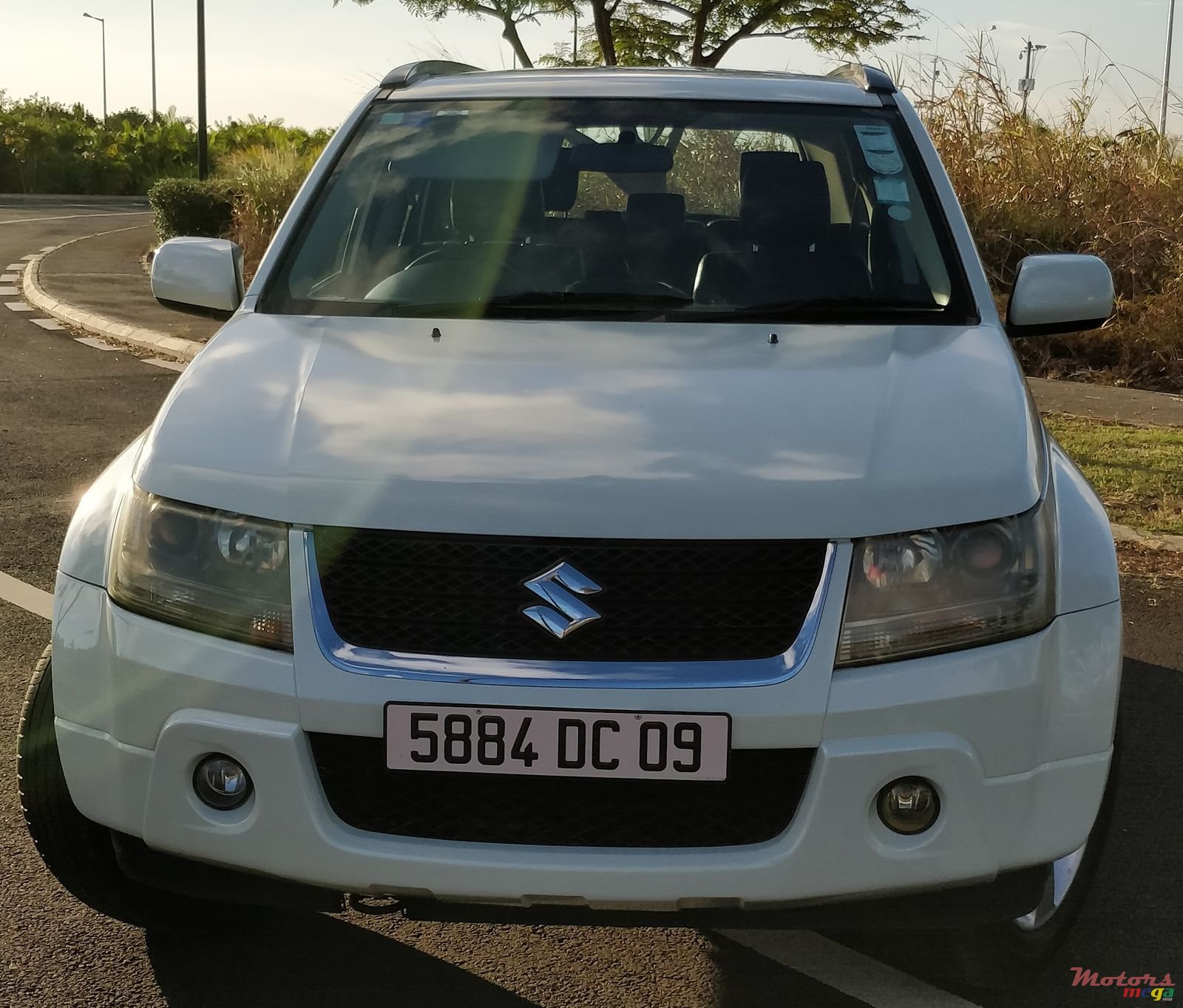 2009' Suzuki Grand Vitara photo #1