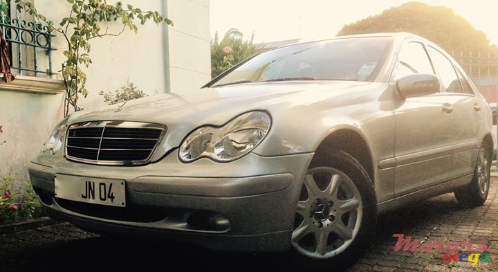 2004' Mercedes-Benz C-Class photo #3