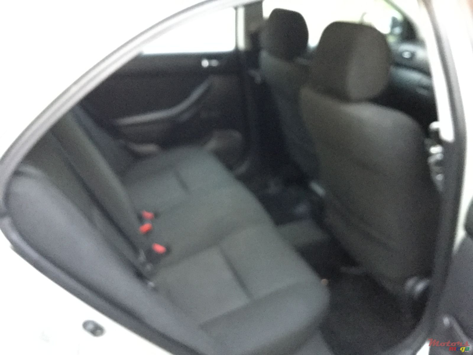 2004' Toyota Avensis photo #2