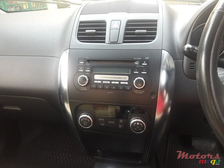 2011' Suzuki SX4 photo #4